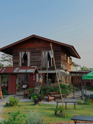 คาเฟ่Luckyimสกลนคร ที่ได้บรรยากาศบ้านสวนแสนอบอุ่น,