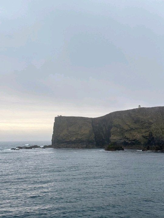 เกาะแฟร์ไอล์ — เกาะที่มีผู้คนอาศัยอยู่ซึ่งอยู่ห่างไกลที่สุดของสหราชอาณาจักร