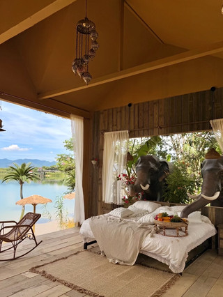 🌴☕️ Huzhou also has a "Sahara Desert" with a Thailand-like feel for you to check in! 🇹🇭✨