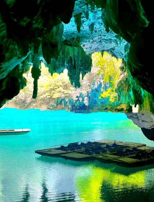 A Hidden Sea in the Mountains! Guangxi’s Sanmenhai: The World’s Only Boat-Accessible Sinkhole Wonder.