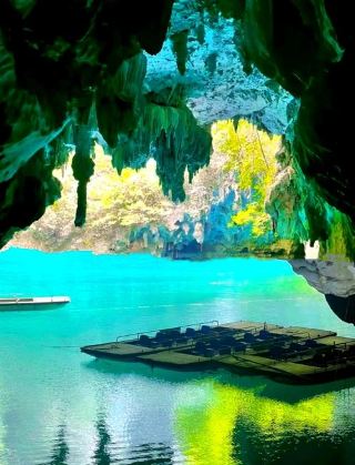 A Hidden Sea in the Mountains! Guangxi’s Sanmenhai: The World’s Only Boat-Accessible Sinkhole Wonder.