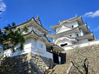 伊賀上野城｜高さ約 30m の高石垣と伊賀盆地を望む白亜の天守