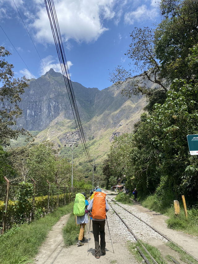 Exploring Machu Picchu on a Budget: Cusco to Aguas Calientes Adventure 🚶‍♂️🌄
