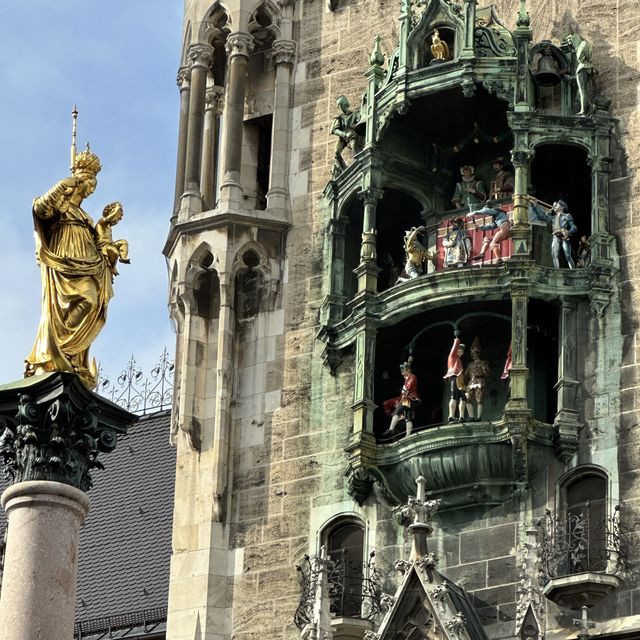 A clock tower that re-enacts Munich history!