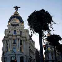 🌆🇪🇸 "Rising Elegance: Explore Madrid's Metropolis Building and Unleash its Architectural Splendor!" 🌇✨


