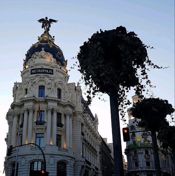 🌆🇪🇸 "Rising Elegance: Explore Madrid's Metropolis Building and Unleash its Architectural Splendor!" 🌇✨



