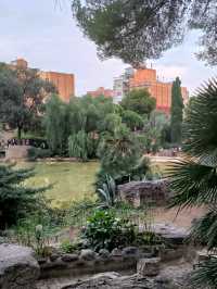 Plaça de Gaudí: A Tranquil Gem with Stunning Views of Sagrada Familia 🌳✨