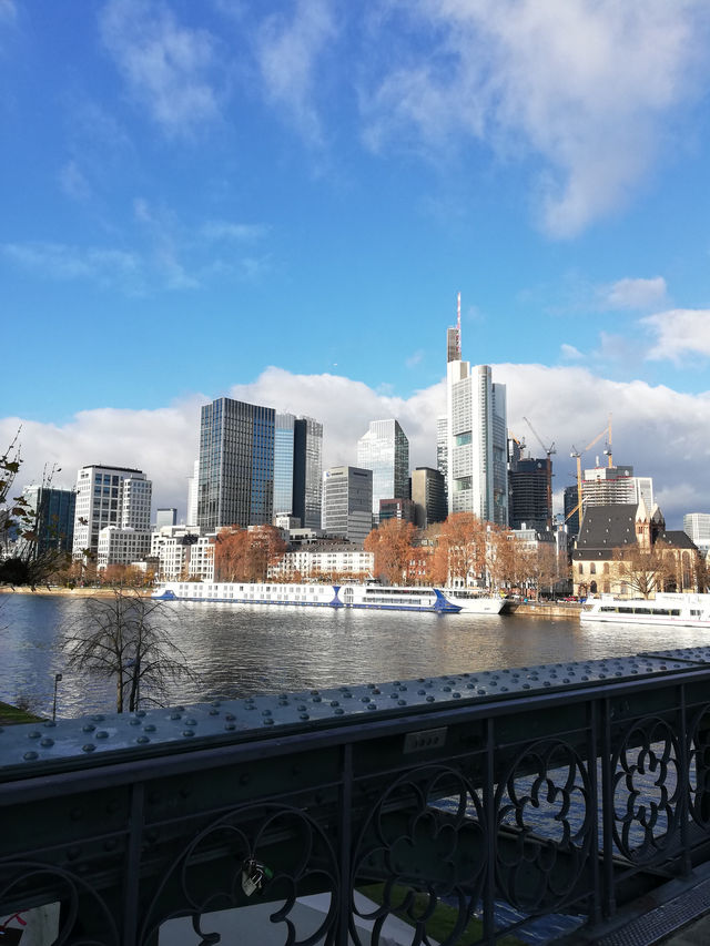 Wander Through Frankfurt: Classics, Culture, and Bridges 🇩🇪🥨