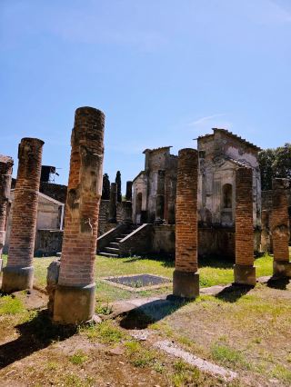 SPRING ESCAPE TO ITALY’S TIMELESS TREASURES: ROME, POMPEII & MT. VESUVIUS 🇮🇹