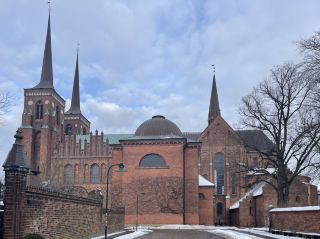 로스킬데 대성당(Roskilde Cathedral)은 덴마크 셸란 섬의 로스킬데(Roskilde)에 위치해 있습니다.