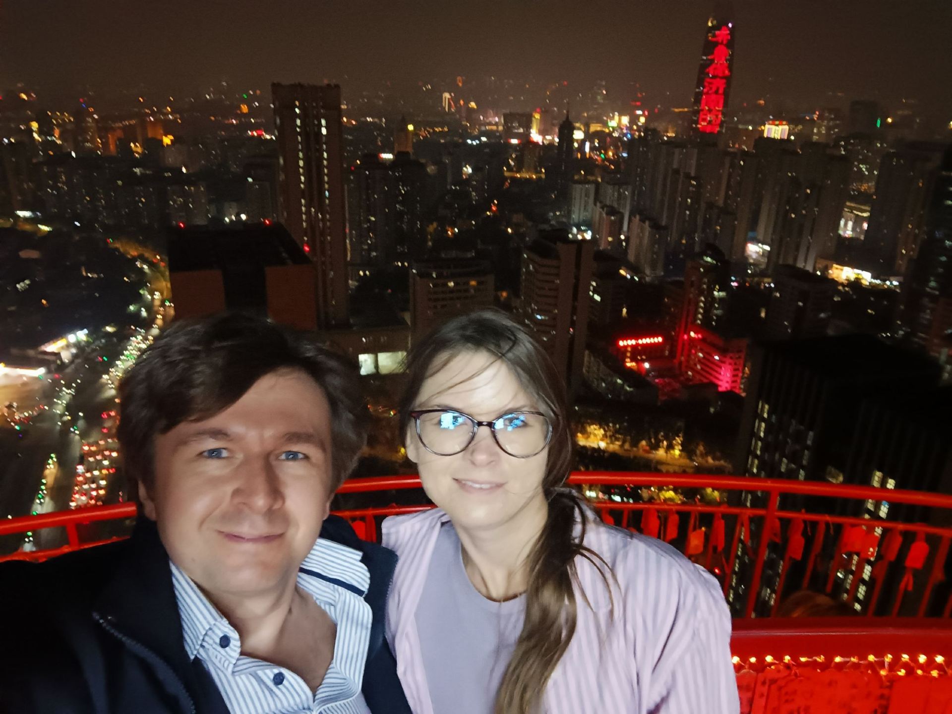 What an amazing adventure in Jinan! We visited the 47th floor, which offers a stunning view of the city at night! It was foggy that day, but it didn't stop us from enjoying the experience. For first-time visitors, when you approach the building, follow the red signs, enter the lobby, and go to the elevator. Take it to floor 45A. Then, follow the red signs down the hallway and up the colorful staircase. You'll be met there and asked to show the QR code. 
A huge thank you to Trip.com for making adventures more accessible to foreigners! 😋🥰🤩