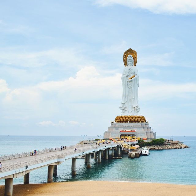 Surfing time? 🏄🏻‍♂️ Visit Hainan!