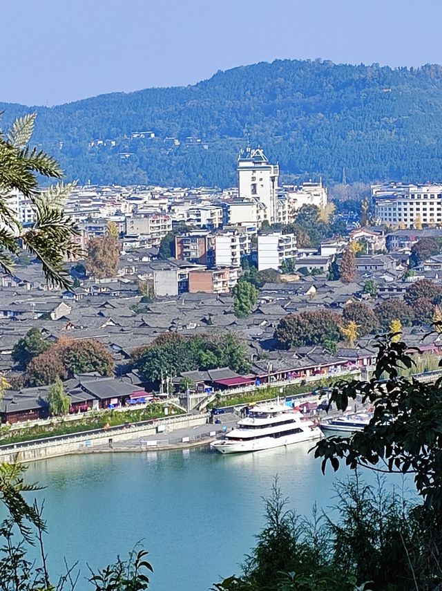 阆中古城對岸，南津關、錦屏山