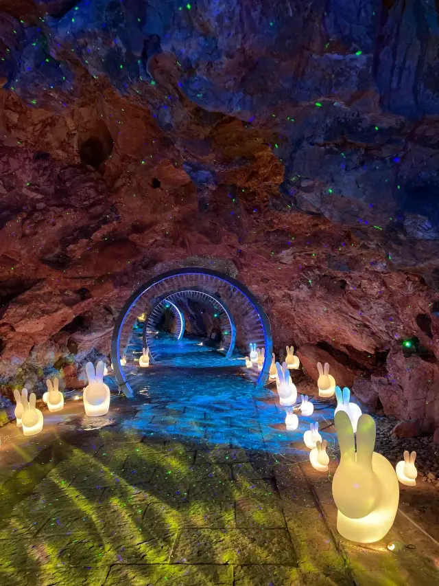 Lingshan Fantasy, the first cave in West Lake, Hangzhou, Zhejiang