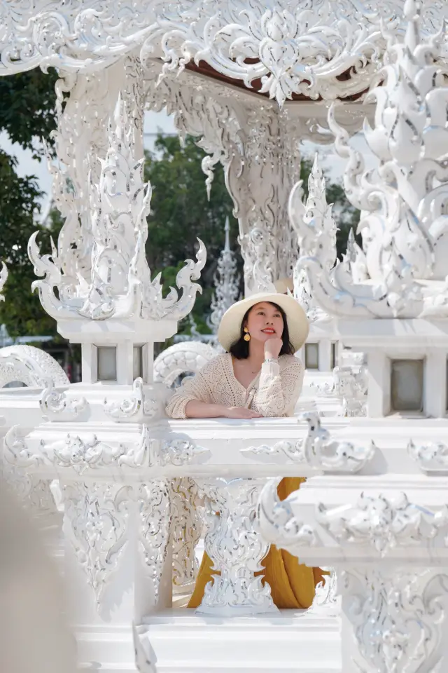 To get a people-free shot of the White Temple in Chiang Rai, follow these tips!