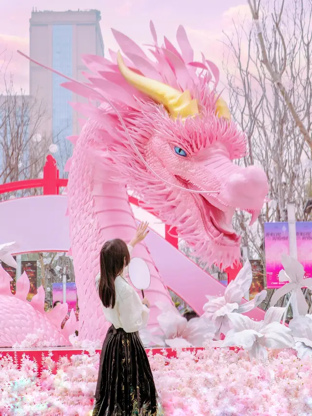 It's still Chengdu! The pink giant dragon is so photogenic!