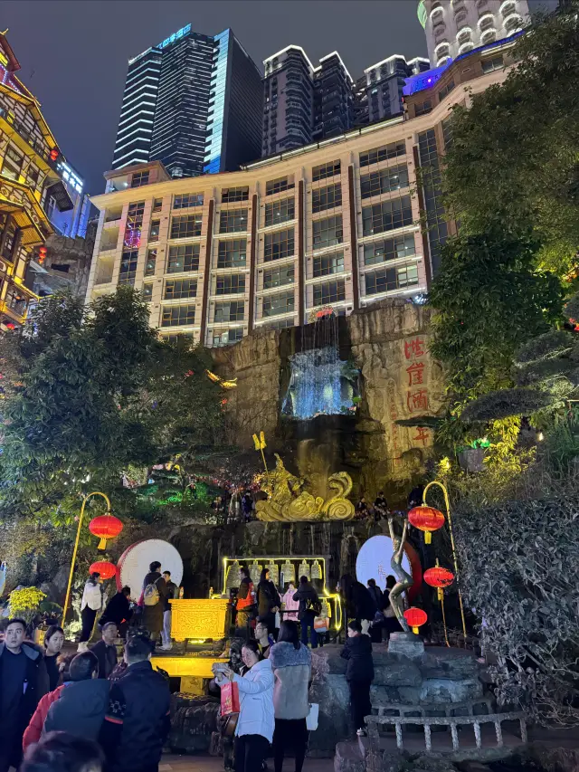 The scene of Chongqing's Hongya Cave before the year