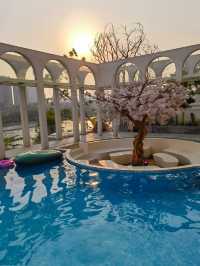 版納丨少女心滿滿的櫻花泳池酒店