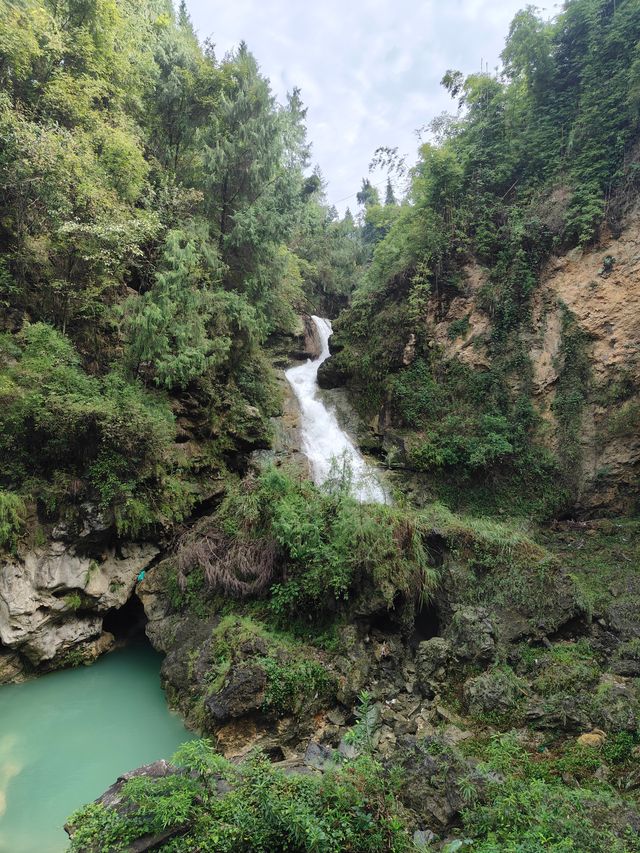 四川渠縣賨人谷，賨人穴居遺址，國家級生態公園