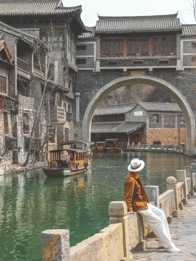 In the smoke-filled March, Beijing secretly harbors a misty water town with small bridges and flowing water