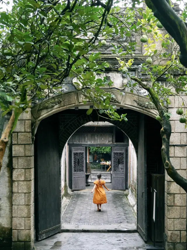 The ancient towns around Chengdu are severely underrated, with a retro charm that's great for photography
