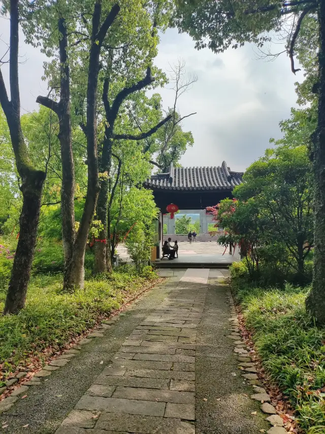 靈峰寺，位於浙江省安吉縣白水灣鄉靈峰山（古稱北天目山），始建於五代梁開平元年（九○七），號「靈峰院」