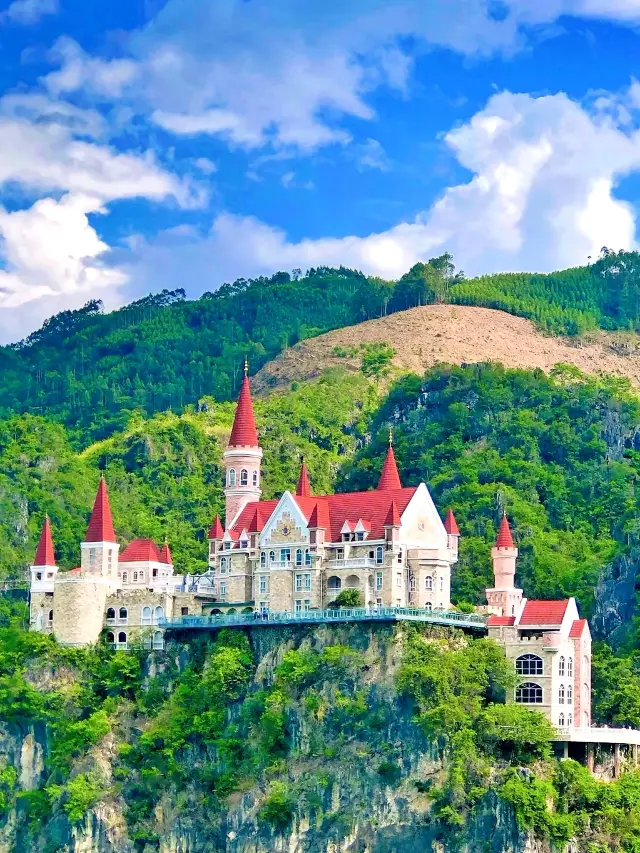 Explore the Chinese Version of "Neuschwanstein Castle"! Xingyi's Jilong Castle in Guizhou