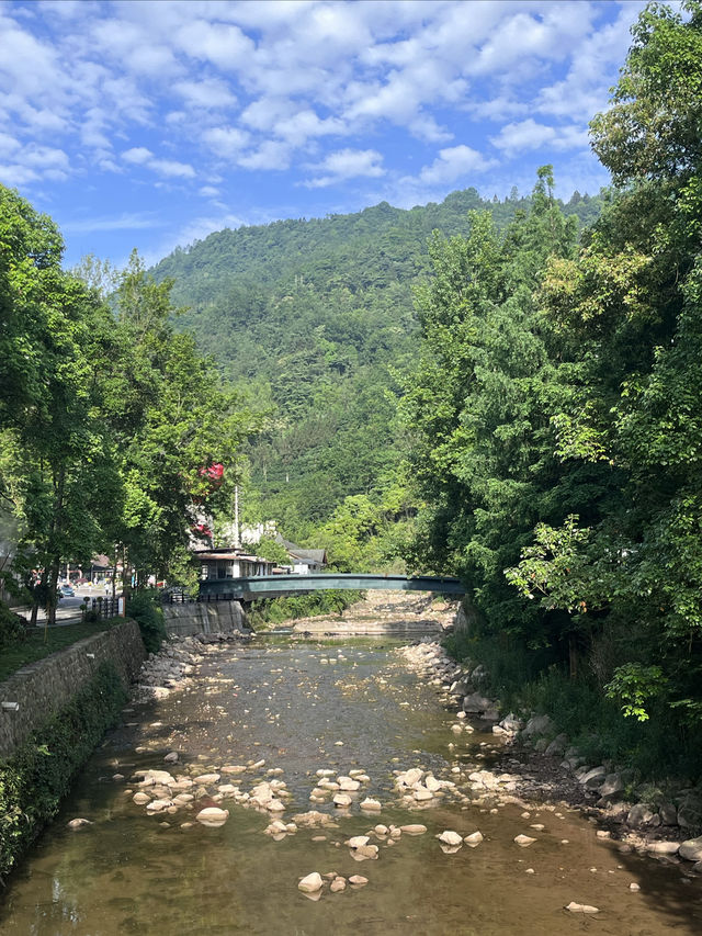 成都版京都鴨川！能避暑玩水還能撿化石