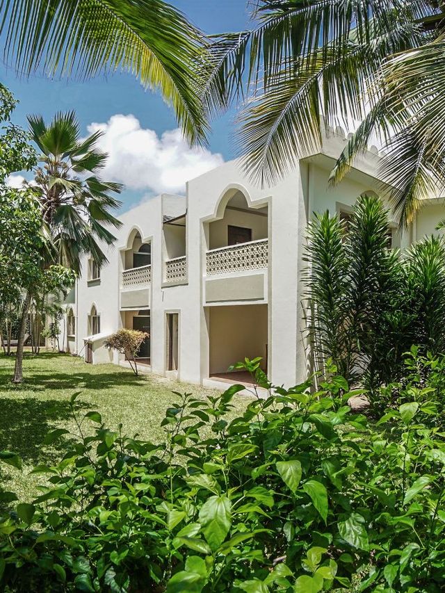 🌟✨ Malindi Magic: Diamonds Dream of Africa! 🏖️🛏️