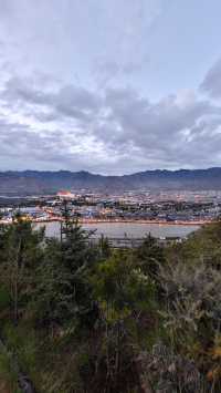 登上了拉薩4200m的南山公園