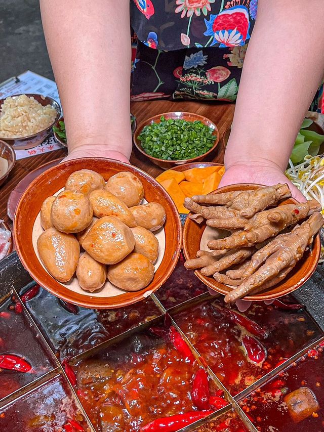 這家令人著迷的山城火鍋店，帶來無拘無束的放鬆感！