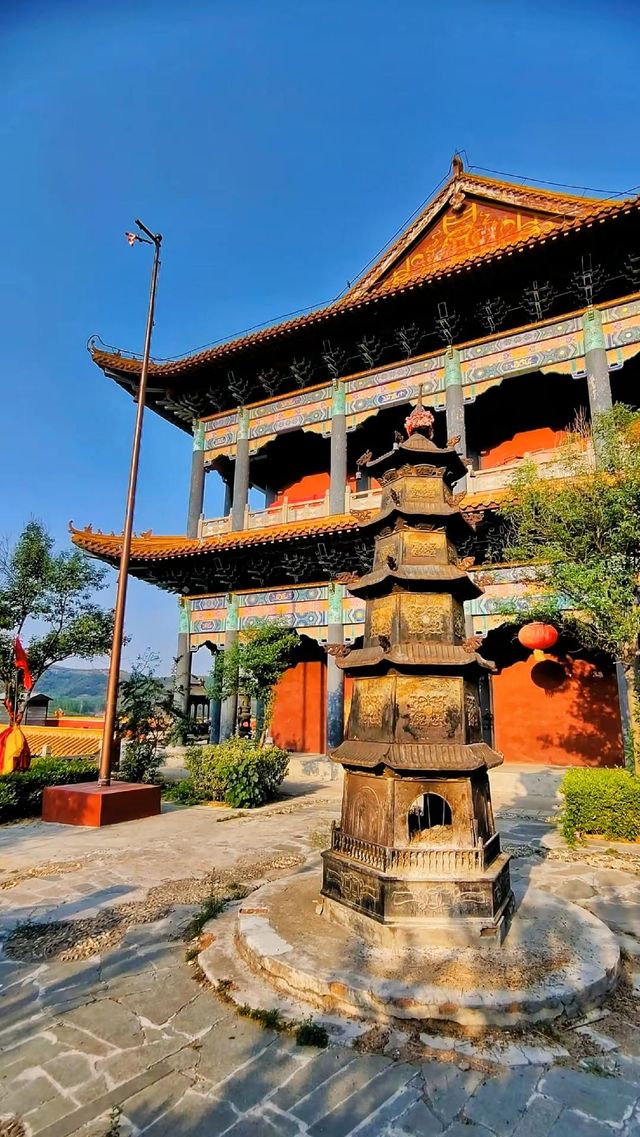 一片寧靜祥和的淨土，三柱香煙裊裊升騰，祈願所求皆能如願。