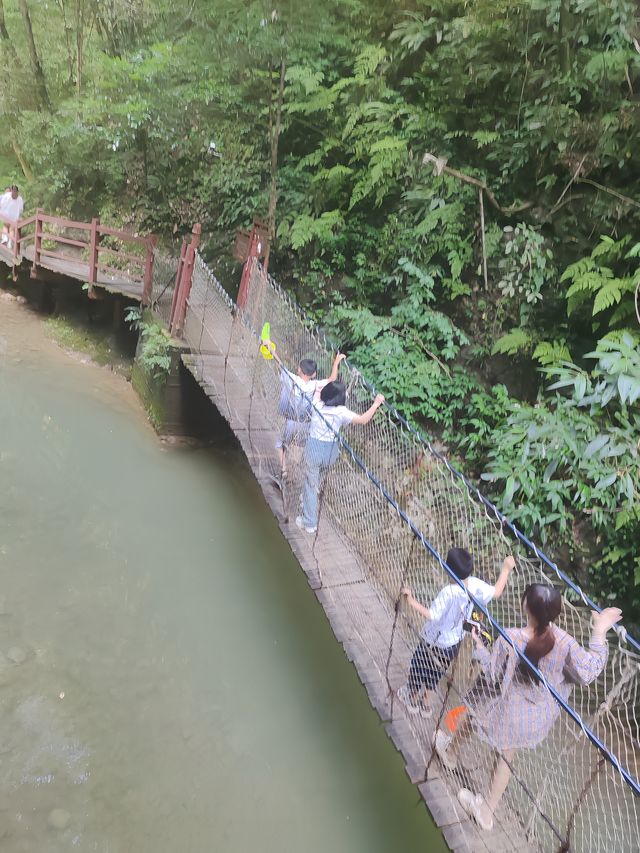 被群山包圍嘅小縣城太適合避暑喇。