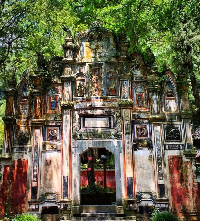 穿梭百年古刹，飞云崖上的時光印記。