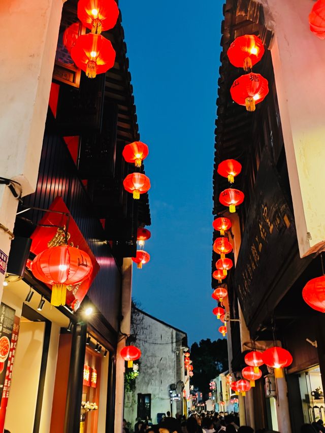 來到蘇州，山塘街是必去的打卡地，它宛如一幅流動的歷史畫卷。