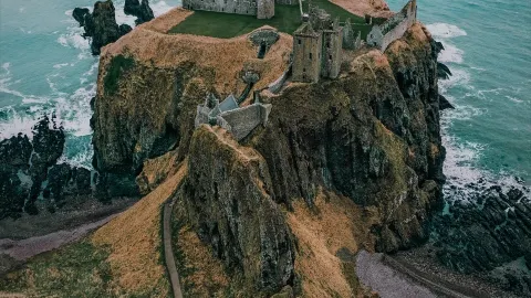 สำรวจปราสาท Dunnottar: พบกับเสียงสะท้อนของประวัติศาสตร์บนหน้าผา — traveler post in Stonehaven