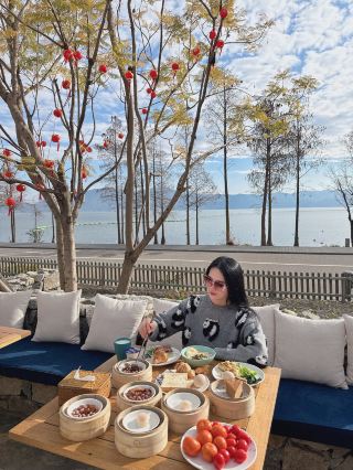 대리에 있는 이 호텔에 묵으면 눈을 뜨자마자 얼해를 볼 수 있어 정말 좋아요