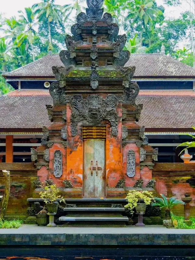 Is it said to be the world's smallest royal palace??