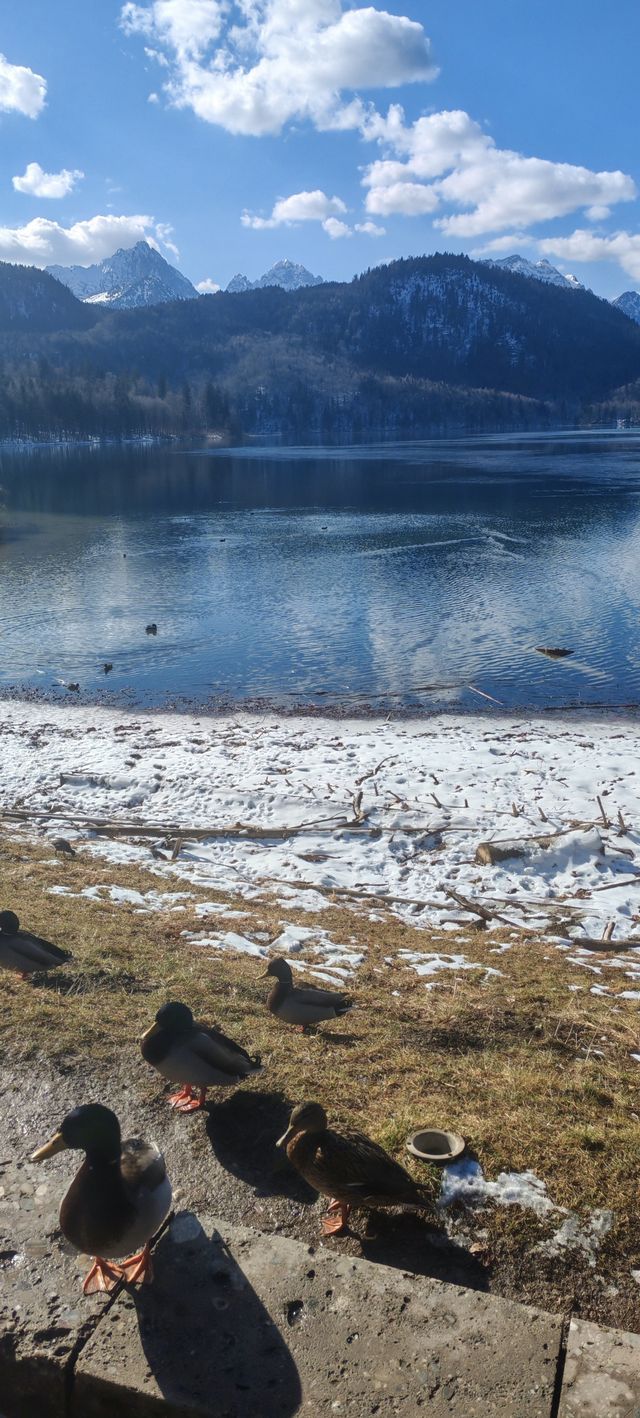 山之巔古堡林立 七彩湖水映夢境