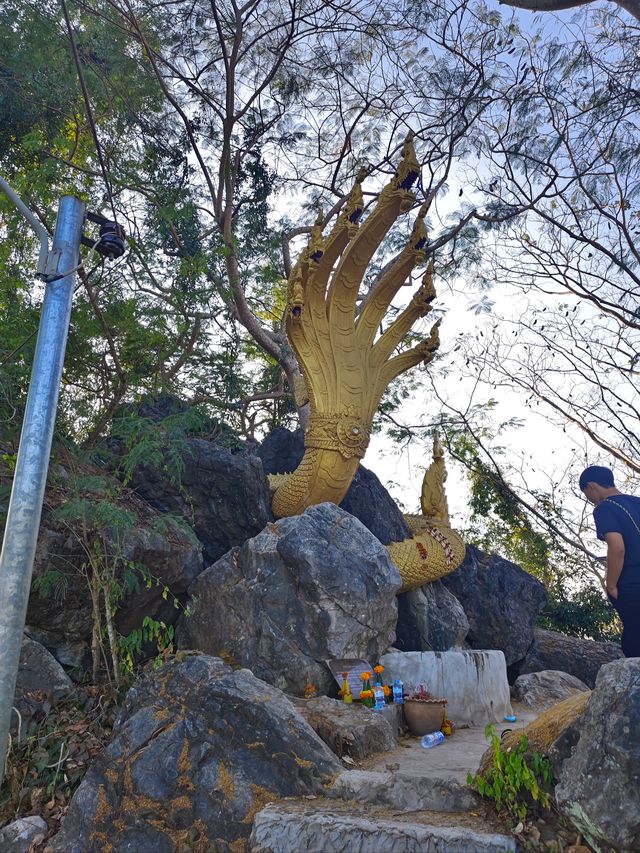 與佛光同塵的慢旅行，與晨霧交織的朝聖