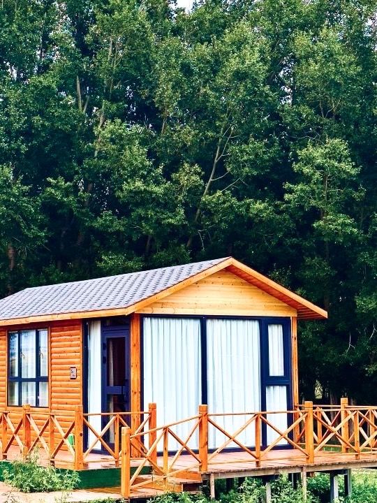 昭蘇·最適合田園牧歌嘅地方｜住進湖景小木屋，做一場慢節奏嘅夢