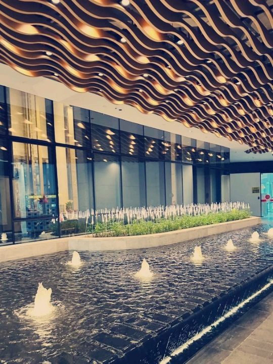 深圳深鐵皇冠假日酒店：空泳池的奇幻之旅