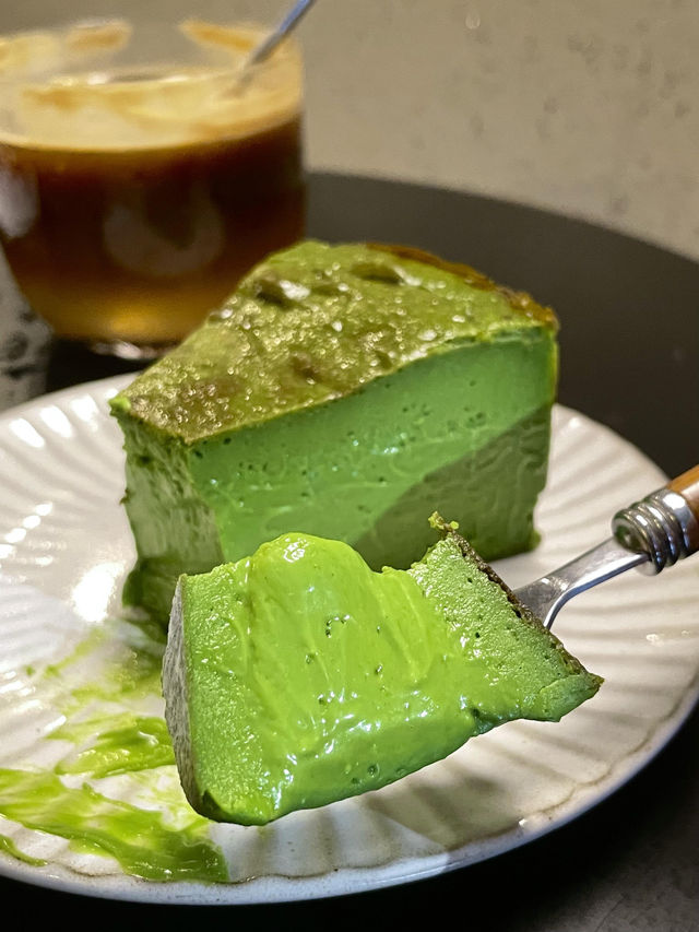 ✨澳門氹仔「Woop Woop」｜一口封神的開心果巴斯克流心陷阱🧀