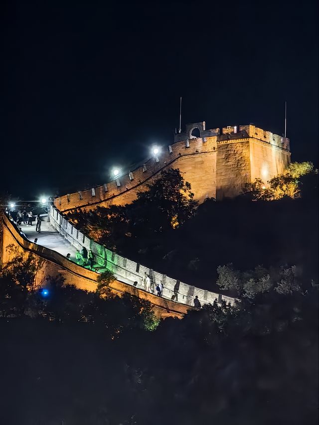 夜遊八達嶺：燈光下的長城奇幻畫卷