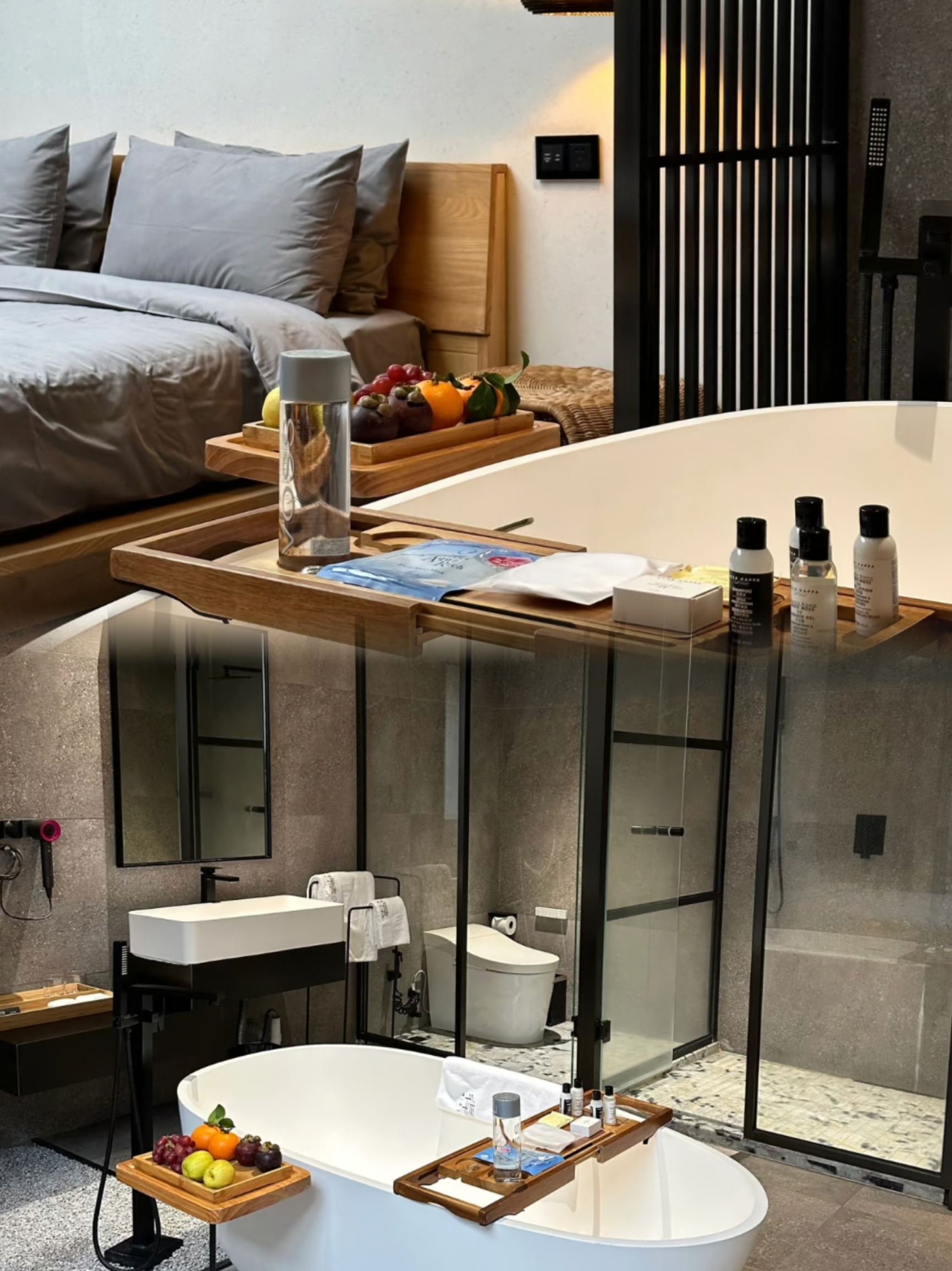 "Lie Down to Your Ceiling" Guangzhou 🔥 Huolushan Starry Sky B&B Menggabungkan Romantisme ke dalam Kamar Anda

Siapa tahu! Berkendara 20 menit dari Guangzhou CBD akan membawa Anda langsung ke surga pegunungan‼ ️ Deshe Life B&B ini, tersembunyi di kaki Gunung Huolu, membuat Anda tak ingin pergi setelah dua hari. Pengalaman penyembuhannya sungguh tak tertandingi~

✨Detail kamarnya menghangatkan hati
Semua kamar berukuran lebih dari 54 meter persegi, begitu luasnya hingga Anda bisa berjalan berputar-putar! Kamar Starry Sky yang saya tempati sungguh menakjubkan. Sebelum tidur, saya membuka jendela atap dan memandangi bintang-bintang dari tempat tidur, terlelap diiringi angin pegunungan dan kicauan serangga. Saking romantisnya, saya sampai merinding.

Kamar mandinya bahkan lebih menakjubkan: bak mandi bundar besar dengan perlengkapan mandi Hermès, bahkan pengering rambut Dyson, dan B&B menyediakan masker wajah dan piring buah untuk sentuhan yang sungguh istimewa. Speaker Blueman di kamar terdengar fantastis, bahkan camilan dan minuman di minibar pun gratis. Sungguh menyenangkan bagi mereka yang teliti!

☕ Habiskan hari Anda di area umum, tanpa rasa bosan.
Lobi juga berfungsi sebagai kafe. Di sore hari, pesanlah kopi bubuk segar dengan teh sore. Sinar matahari menembus jendela kayu ke meja dan kursi, dan Anda dapat menghabiskan sore dengan membaca beberapa buku. Jika Anda merasa kurang bersemangat, bersantailah dan mengobrol di teras pribadi, menghirup aroma segar pepohonan, yang langsung menghilangkan rasa lelah kota.

🍲Layanan makan dan hiburan terpadu.
Sarapan merupakan hidangan khas setempat, yang disiapkan langsung oleh pemiliknya. Hangat mengepul, dengan pemandangan pegunungan, sarapan ini merupakan awal yang menyegarkan untuk hari Anda. Untuk hidangan lezat, kunjungi ruang makan pribadi wisma. Koki berkelas bintang akan menyiapkan bahan-bahannya, memastikan semuanya segar dan manis. Jika Anda merasa agak rewel, daftarkan diri sebagai tamu dan dapatkan diskon di peternakan terdekat. Peternakan Merpati Lin Ji sangat lezat.
Setelah makan malam, berjalanlah 500 meter ke Shanyin Coffee untuk mengisi ulang, atau kunjungi Yu Rui Xiang She untuk menikmati dupa buatan tangan—sangat menyenangkan bagi anak-anak muda yang gemar seni! Untuk anak-anak yang aktif, terdapat juga lapangan panahan dan golf di dekatnya untuk berbagai kegiatan.

💡Tips Hotel

1. B&B ini terbagi menjadi dua area, depan dan belakang. Antar-jemput gratis tersedia untuk kedua arah, dan berjalan kaki selama 15 menit juga merupakan cara yang menyenangkan untuk menikmati suasana.
2. Mencapai puncak Gunung Huolu hanya membutuhkan waktu 40 menit, dan mandi santai setelahnya sungguh menenangkan. Petugas kebersihan juga dengan ramah menyediakan payung untuk perlindungan.
3. Berkunjunglah di bulan Mei saat senja, dan Anda bahkan mungkin melihat kunang-kunang—romantisnya berlipat ganda!

Tidak ada terburu-buru di sini; cukup bersantai, memandangi pegunungan, dan mengejar bintang-bintang. Jika Anda ingin melarikan diri dari hiruk pikuk Guangzhou di akhir pekan, di sinilah tempatnya!