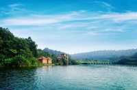 汽車下坡加油,上坡減油門的怪地方。