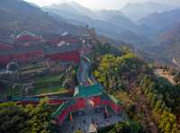 天下第一仙山——武當山的俊美神奇 踏足「天下第一仙山」武當,才懂「道法自然」的深意。山間72峰朝