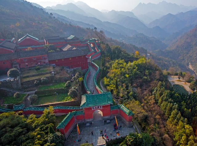 天下第一仙山——武當山的俊美神奇 踏足「天下第一仙山」武當,才懂「道法自然」的深意。山間72峰朝 天下第一仙山——武當山的俊美神奇 踏足「天下第一仙山」武當,才懂「道法自然」的深意。山間72峰朝