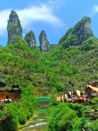 德夯,苗語的音譯,意思為「美麗的峽谷」。