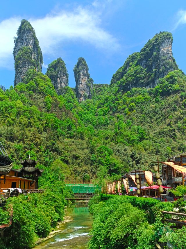 德夯,苗語的音譯,意思為「美麗的峽谷」。 德夯,苗語的音譯,意思為「美麗的峽谷」。